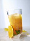Банано-оранжевый коктейль — стоковое фото