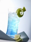 Крупный план коктейля со льдом Blue Light с лаймовой кожурой и кусочками — стоковое фото