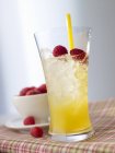 Крупный план коктейля Absinthe Minded с малиной и персиковым ликером — стоковое фото