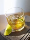 Cocktail mit Whisky auf Handtuch — Stockfoto