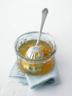 Primo piano vista della marmellata di arance in un piatto di vetro con un cucchiaio — Foto stock