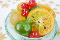 Primo piano vista di frutta candita colorata in ciotola — Foto stock