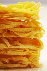 Неприготовленная паста феттучини — стоковое фото