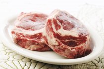 Dois bifes de carne em prato — Fotografia de Stock