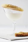 Primo piano vista di latte in un bicchiere di stelo con Snickerdoodles — Foto stock