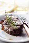 Steak avec branche d'origan — Photo de stock