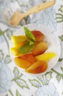 Joghurt mit Mango und Aprikosen — Stockfoto