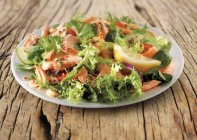 Salade de saumon avec laitue et citron — Photo de stock
