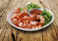 Tiger prawns with dip and lettuce — Stock Photo