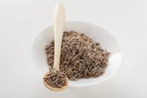 Семена тмина в маленькой миске — стоковое фото