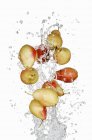 Birnen mit Spritzer Wasser — Stockfoto