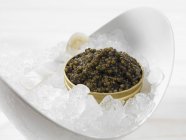 Caviar de béluga dans un bol sur glace — Photo de stock