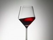 Vino rosso sloshing in un bicchiere di vino — Foto stock