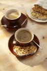 Nahaufnahme von aufgeschnittenem Obstbrot und Kaffee — Stockfoto