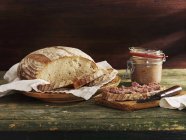 Хлеб и буханка — стоковое фото