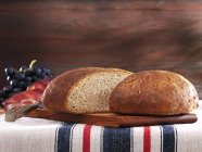 Pão de trigo misto cortado pela metade — Fotografia de Stock
