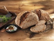 Цілісні хліби на охолоджувальній стійці — стокове фото