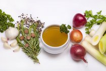 Sopa tigela de caldo de legumes e ingredientes sobre fundo branco — Fotografia de Stock