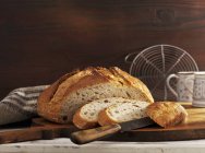Частично нарезанный хлеб из смешанной пшеницы — стоковое фото