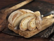 Pan de trigo rebanado con avena - foto de stock