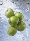 Manzanas Granny Smith en agua - foto de stock