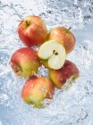 Manzanas con la mitad en agua - foto de stock