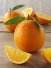 Свіжі апельсини зі скибочками — стокове фото
