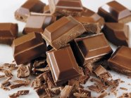 Pedaços de chocolate e flocos — Fotografia de Stock