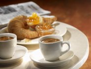 Espresso mit Croissant und Marmelade — Stockfoto