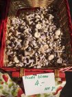 Vue surélevée du panier en osier rouge de champignons Bluefoot avec étiquette de prix — Photo de stock