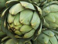 Alcachofas verdes frescas - foto de stock