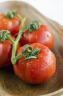 Tomates enxaguados com gotículas — Fotografia de Stock