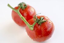 Two rinsed tomatoes with water — Stock Photo