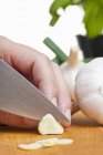 Woman slicing Garlic — Stock Photo