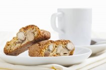 Biscotti alle mandorle italiani su piatto bianco — Foto stock