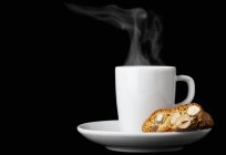 Nahaufnahme von Biscotti und einer Tasse Espresso vor schwarzem Hintergrund — Stockfoto