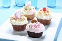 Verzierte Cupcakes mit Zuckerguss — Stockfoto