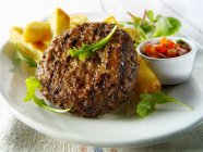 Hamburger con patatine e insalata — Foto stock
