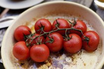 Tomates en sartén - foto de stock