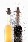Essig- und Ölflaschen in Wasser mit Luftblasen — Stockfoto