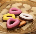 Vue rapprochée des biscuits fondant colorés — Photo de stock