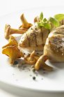 Grilled chicken breast with chanterelles — Stock Photo