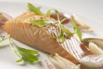 Filete de salmón con chalotas marchitas - foto de stock