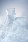 Vidro de vodka em um bloco de gelo — Fotografia de Stock