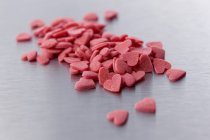 Крупним планом вид червоних цукрових сердець — стокове фото