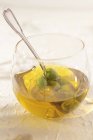 Vidrio con aceitunas y aceite de oliva - foto de stock