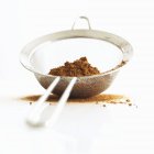 Poudre de cacao dans un tamis — Photo de stock