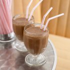 Шоколадні молочні коктейлі з соломинками — стокове фото