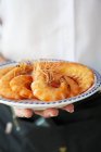 Официантка, подающая тарелку с креветками — стоковое фото