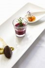 Olivenpaste, Rote-Bete-Suppe und Lachs — Stockfoto